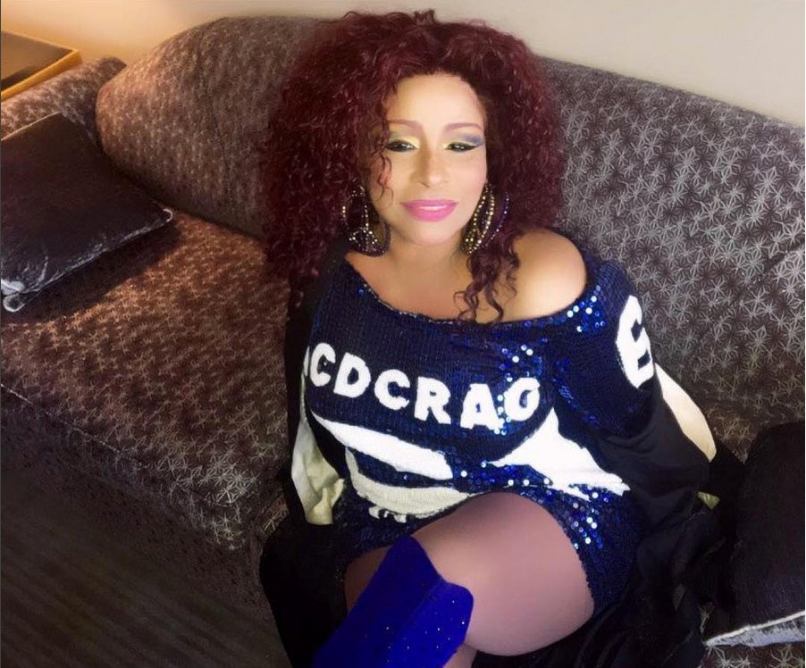 Chaka Khan Slayed A Pink Lip & Electric Smokey Eye Makeup Combo
